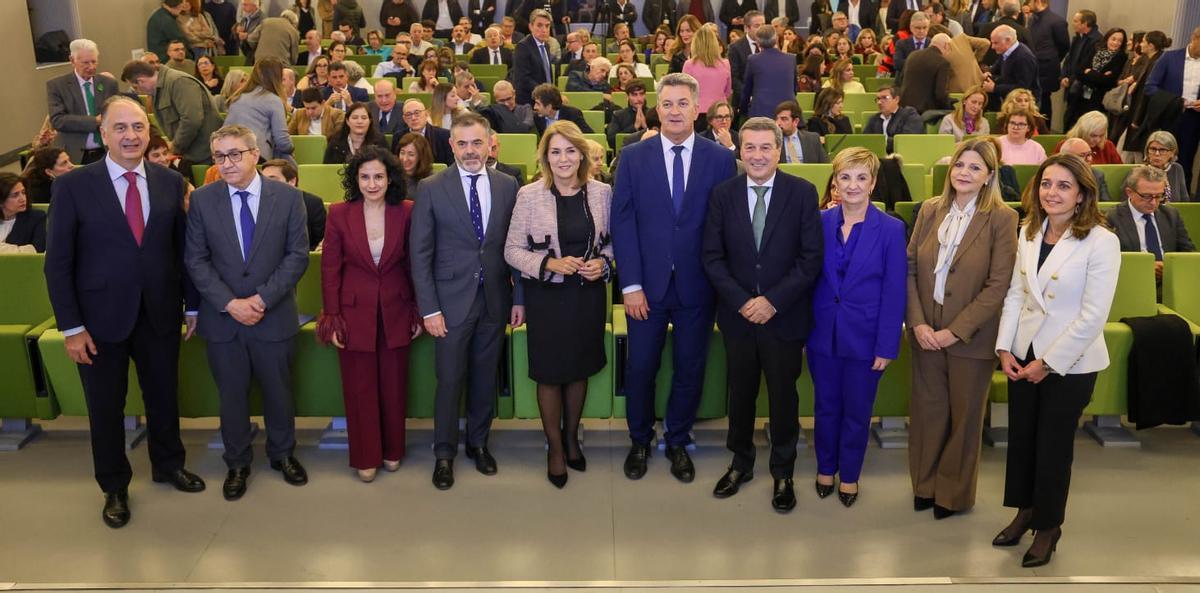 Los nuevos consellers acuden al acto de intercambio de carteras en la Ciudad Administrativa, este jueves.