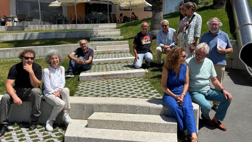 Familiares, achegados e alcalde tras descubrir o chanzo de Alfonso Álvarez Cáccamo na Praza da Biblioteca de Nigrán.