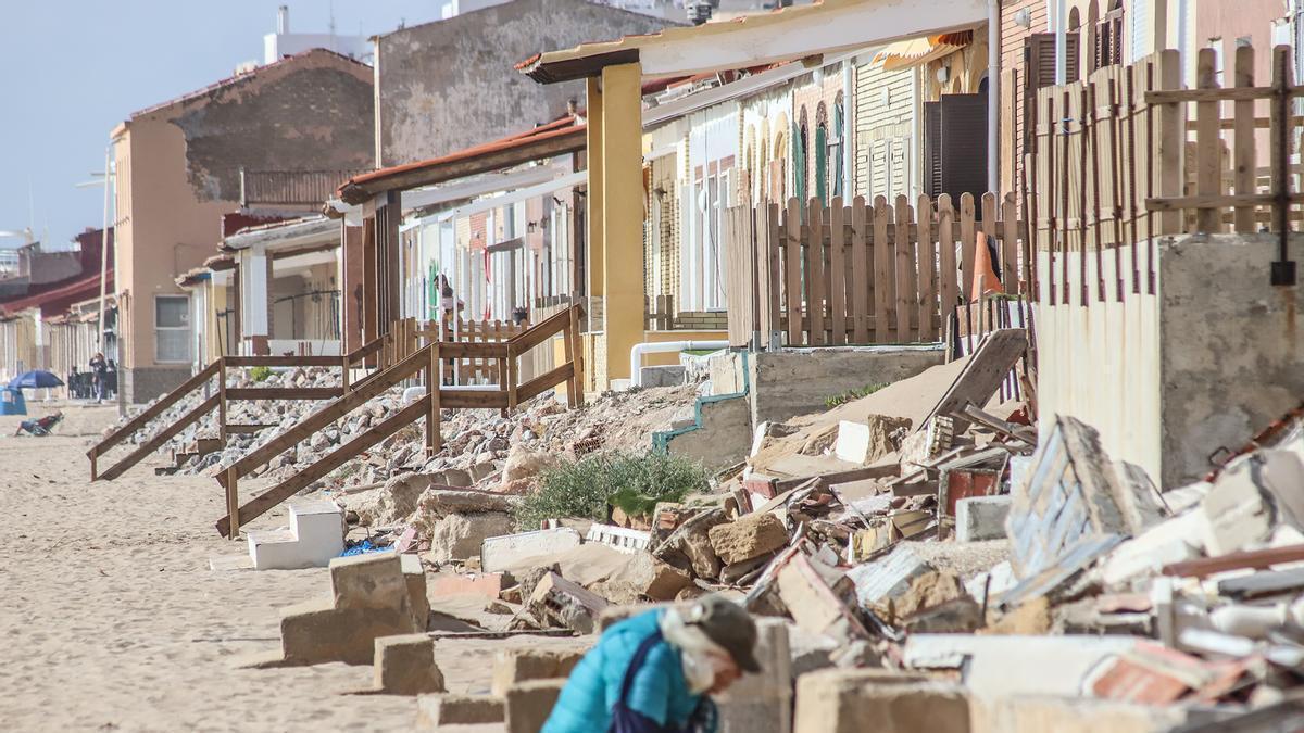 El TSJ avala las multas de Costas contra los residentes que colocan piedras para proteger las casas de playa de Babilonia de Guardamar
