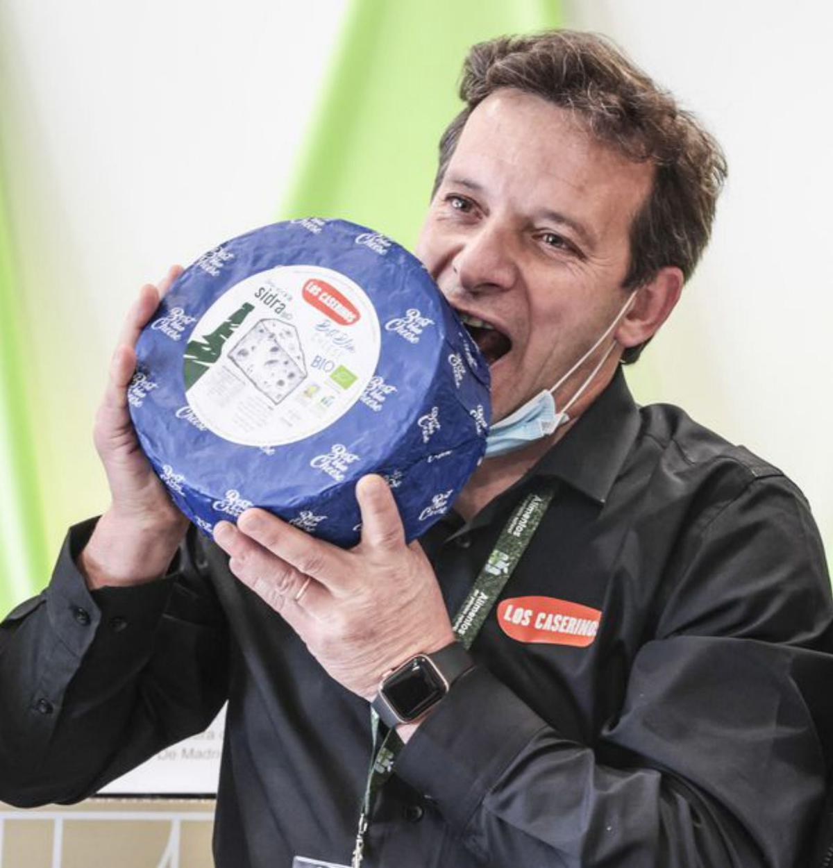 Representantes de los tres quesos premiados en el certamen “El Sabor del Origen”. En el círculo, Alberto Amandi, de Los Caserinos, con su queso. | |  IRMA COLLÍN