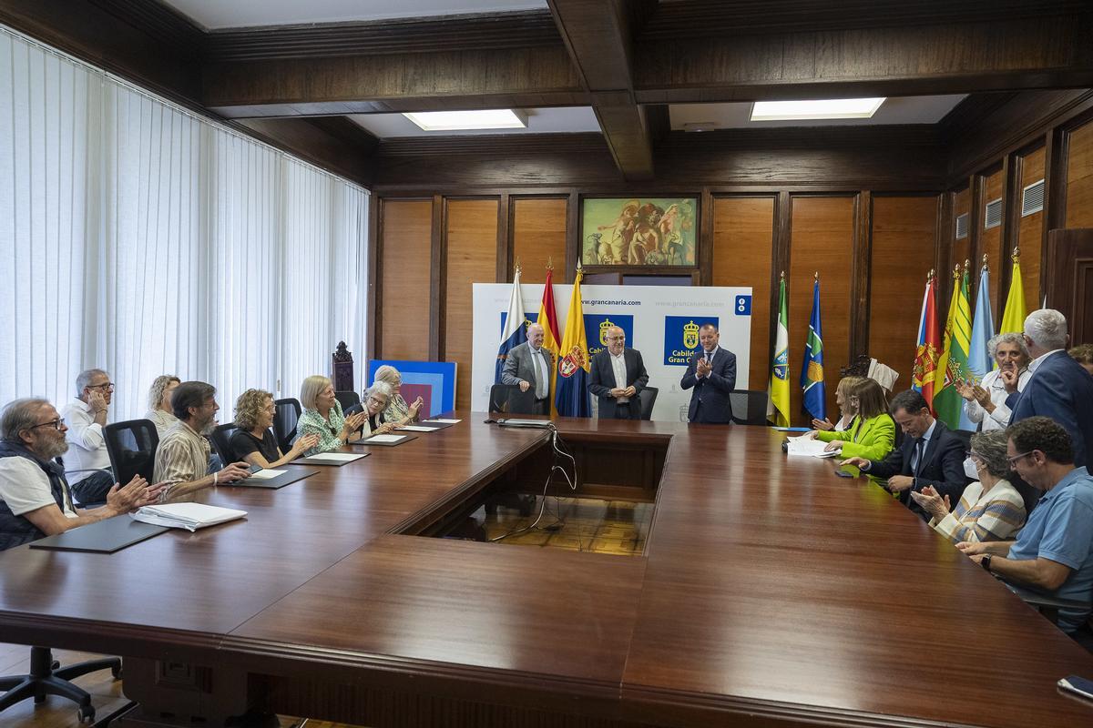 Firma del acuerdo de compra-venta entre los herederos y el Cabildo de Gran Canaria.