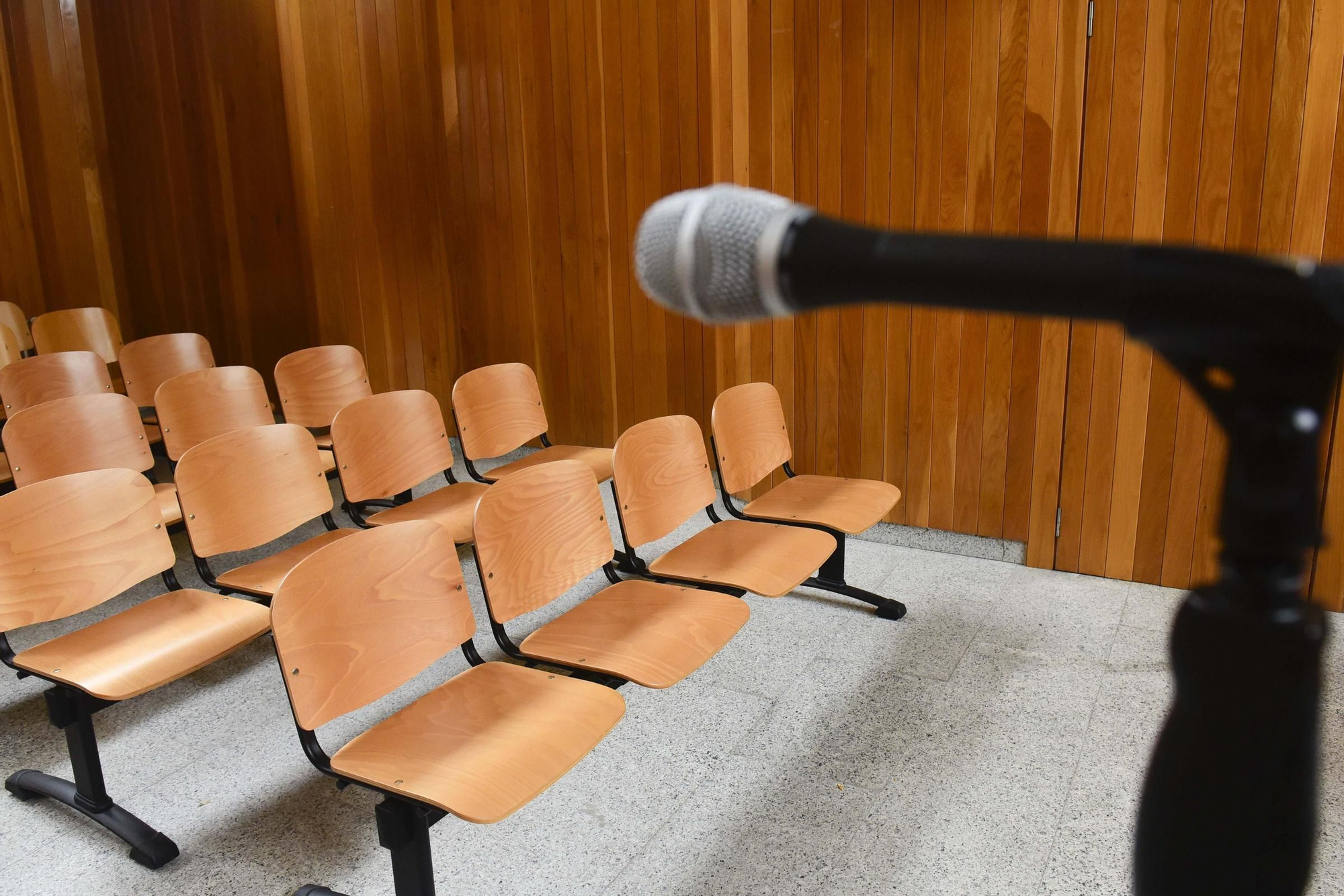 Juicios suspendidos y baja actividad en el primer día de huelga de jueces y fiscales