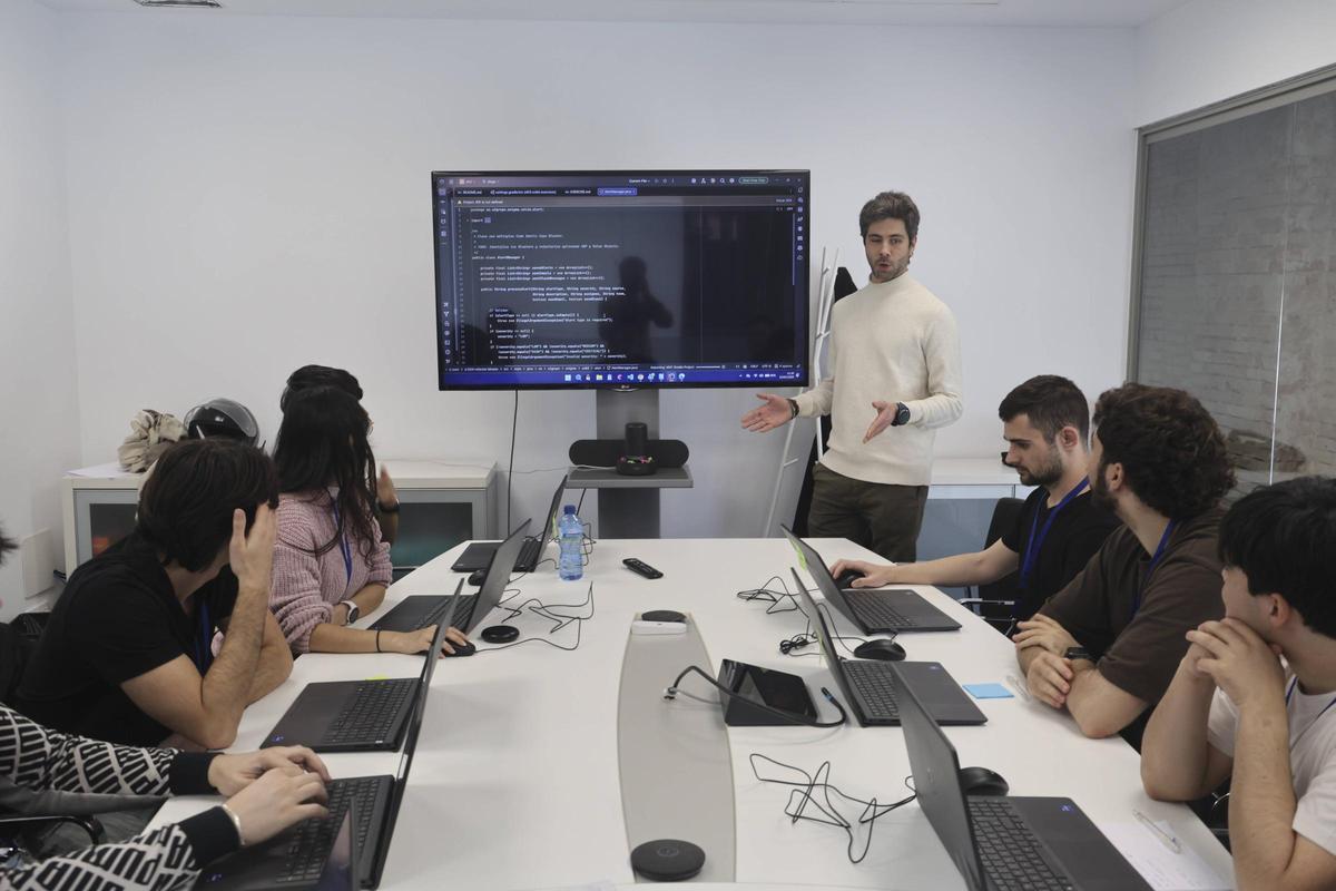 Una sesión de formación a alumnos del programa Enigma, en las instalaciones de S2 Grupo en València.