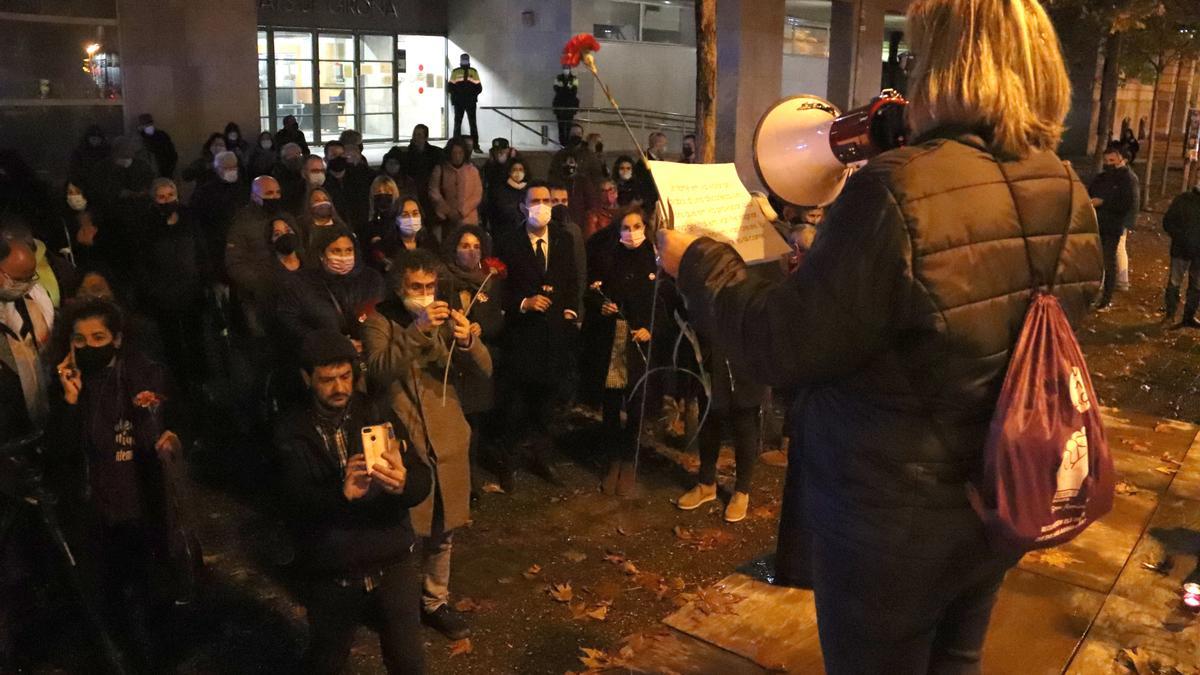 Una dona llegint el manifest davant dels Jutjats de Girona en contra de la violència masclista