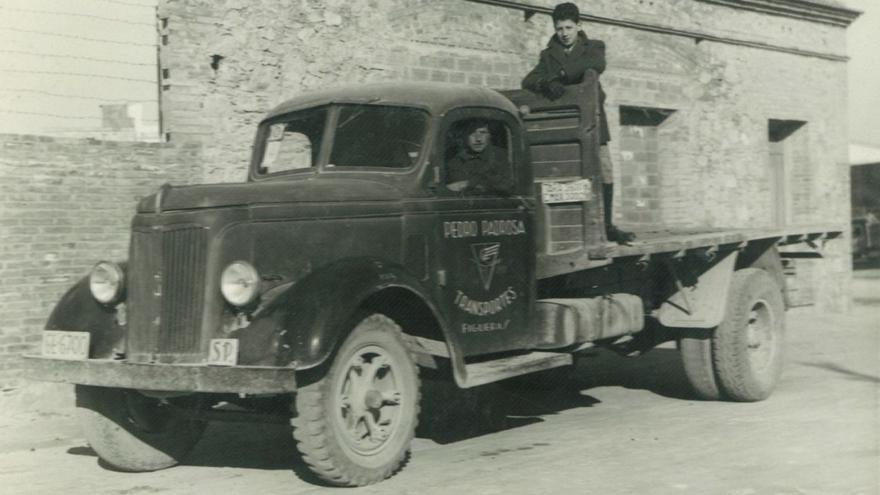 Joan Casademont i el seu fill Marcel amb un camió de Transports Padrosa.