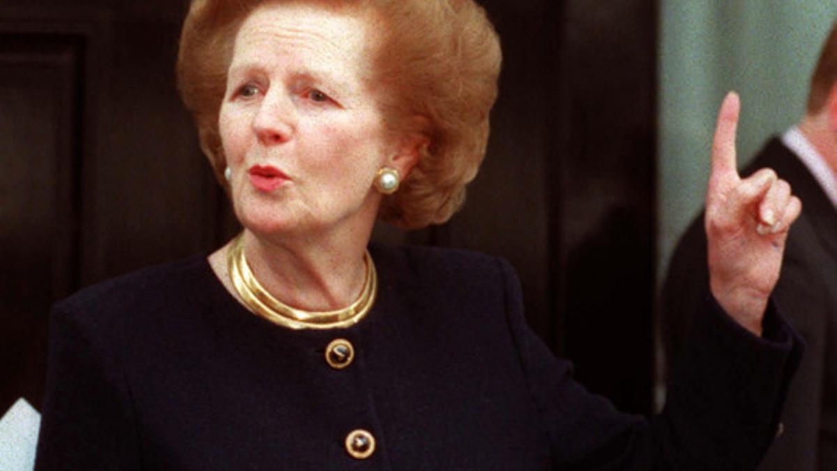 Margaret Thatcher habla con la prensa a las puertas de su casa, en marzo de 1997.