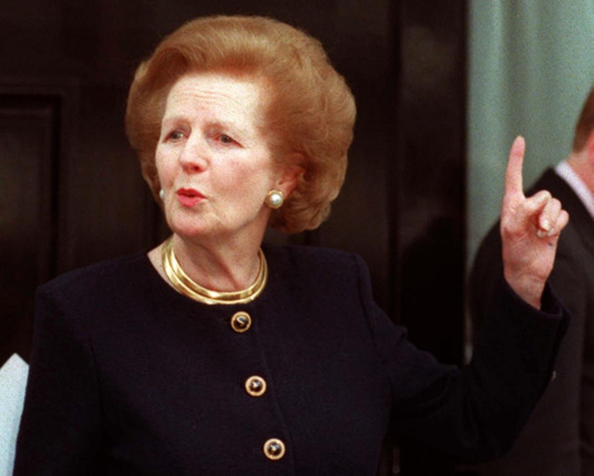 Margaret Thatcher parla amb la premsa a les portes de casa seva, el març del 1997. Margaret Thatcher parla amb la premsa a les portes de casa seva, el març del 1997.