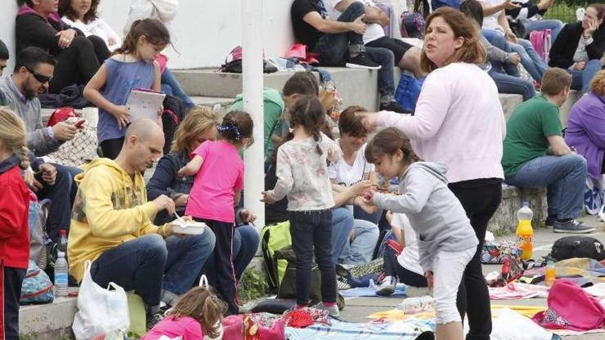 Alumnos y padres, ayer, durante la comida en el Montedeva.