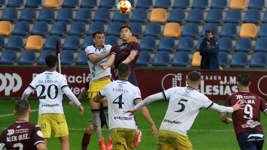 Alain Ribeiro pugna 
por un balón aéreo. 
|  Gustavo Santos