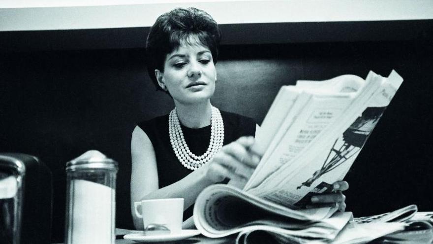 La periodista Barbara Walters, en 1965 en el canal NBC.