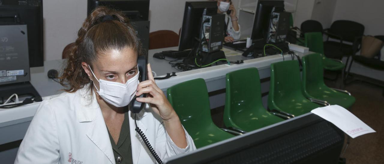 La nueva «call center» se ha habilitado en una sala del Hospital de Sant Joan con cabinas para seis administrativos con suficiente distancia de seguridad.