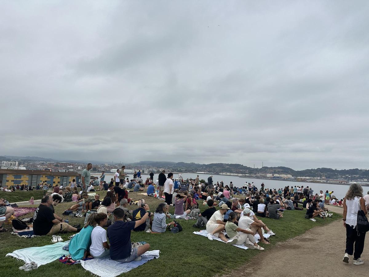 Gijón vive el eclipse entre reencuentros y la ilusión de “sentir” el fenómeno
