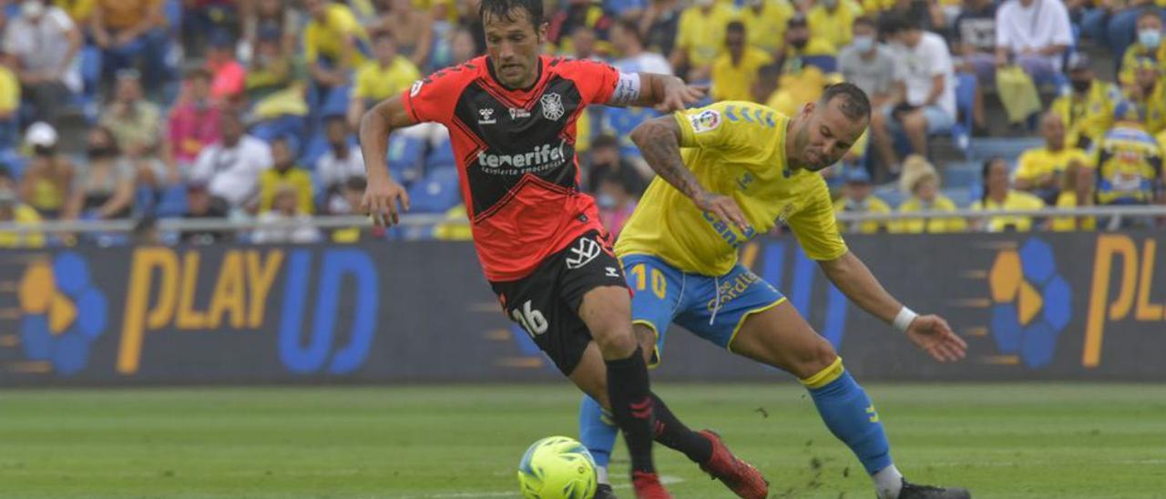 Aitor Sanz escapa de Jesé en el derbi entre Las Palmas y el Tenerife.