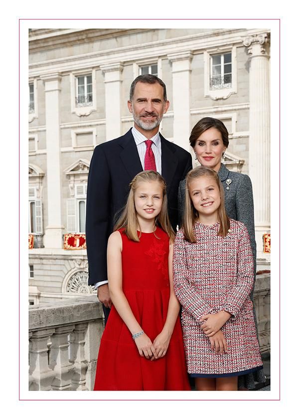 Los Reyes de España y sus hijas felicitan las Navidades