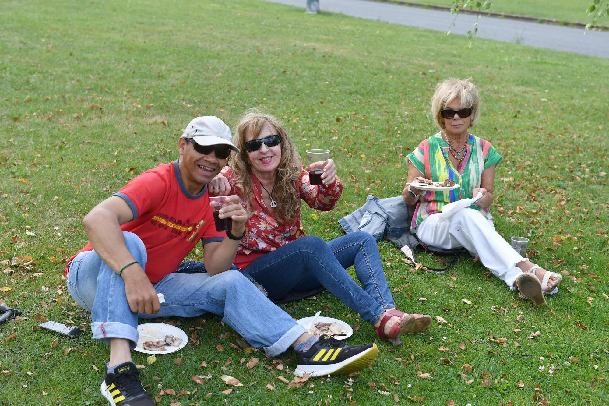 Fiestas en Os Castros: xantar popular en el parque de San Diego
