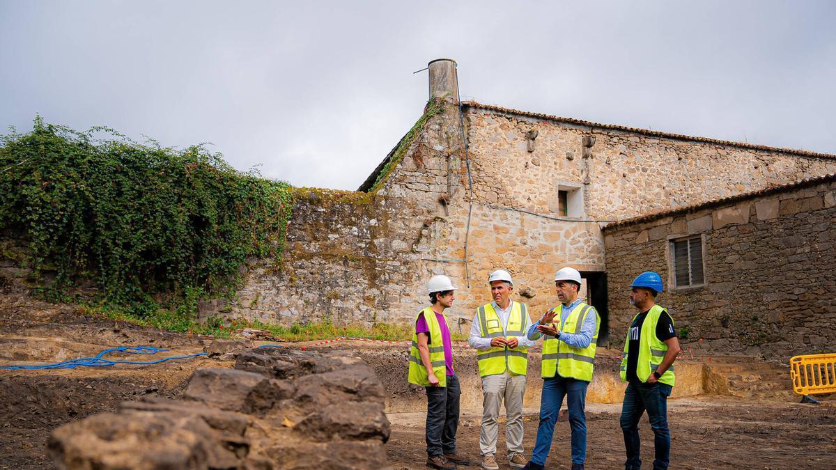Luis López y Rafa Domínguez, acompañados de los arqueólogos, en la visita a la excavación.