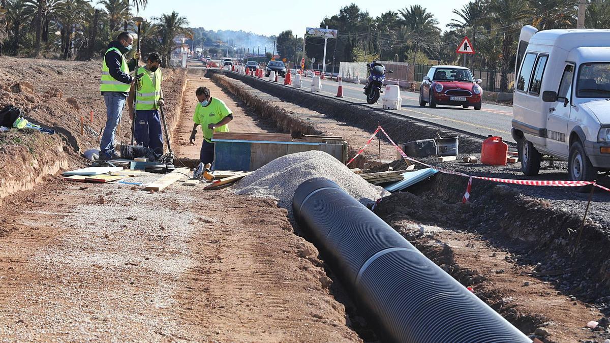 Operarios trabajando estos días en la carretera de Santa  Pola en canalizaciones.