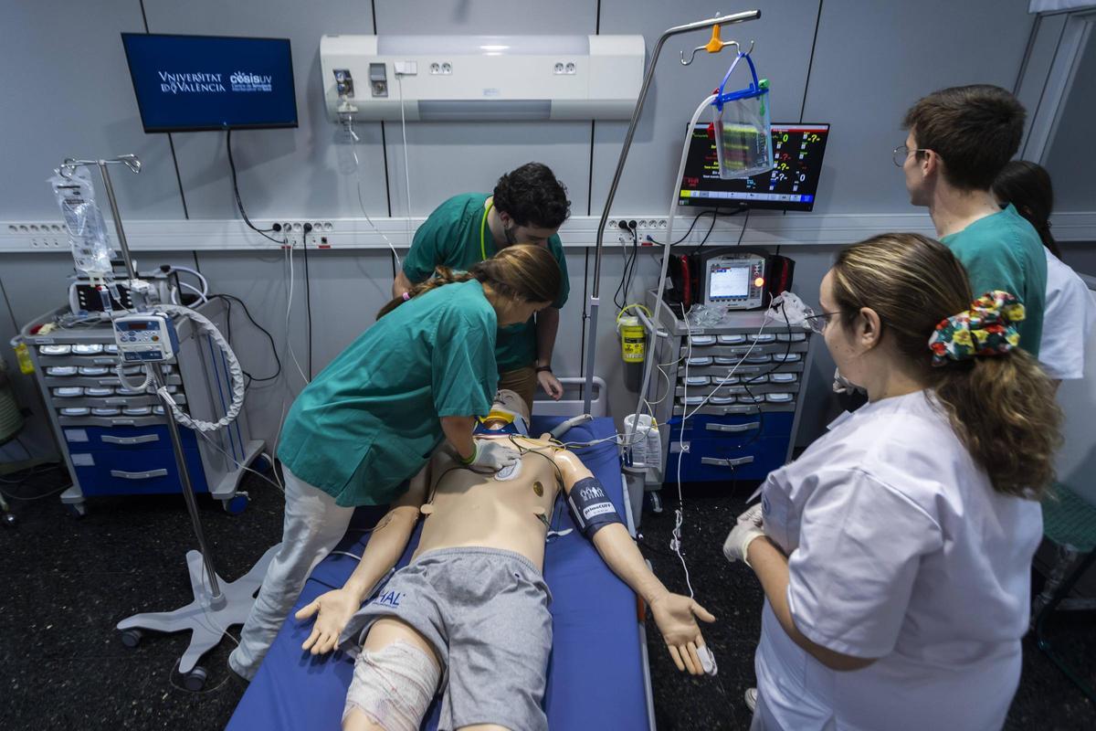 Estudiantes de Medicina y Enfermería, en el box de Urgencias simulado del CESIS, tratando de reanimar a un ‘herido’ en un accidente de tráfico que ha entrado en parada cardiorespiratoria.