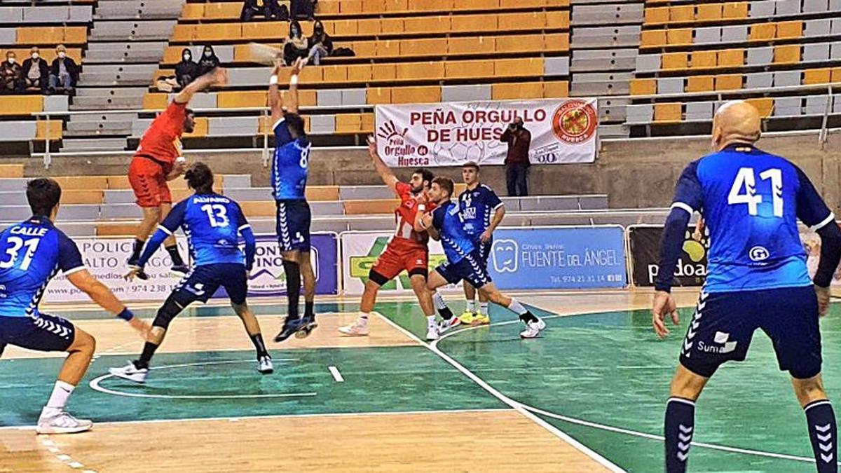 Imagen de la primera victoria a domicilio del Benidorm | BM BENIDORM