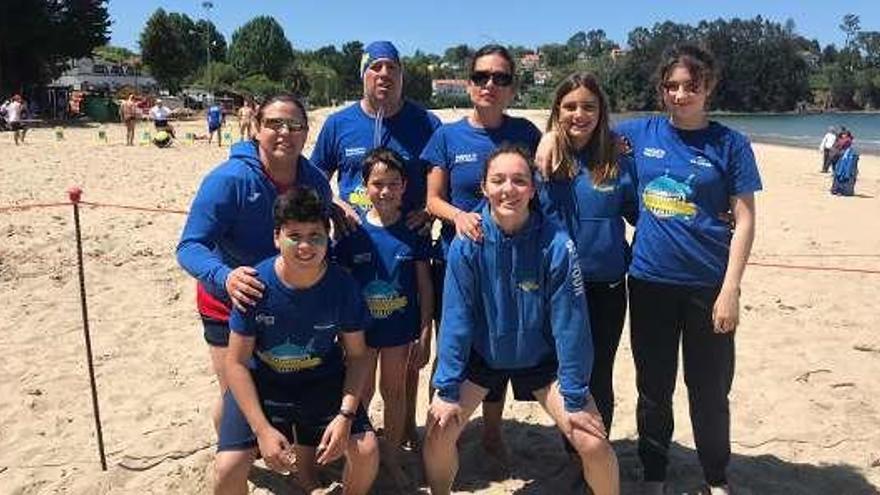 Los componentes del Salvour, en la playa de Gandarío. // FdV