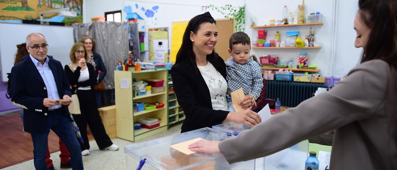 Mavi Mata, de Unidas Podemos Plasencia, votando con su hijo pequeño.
