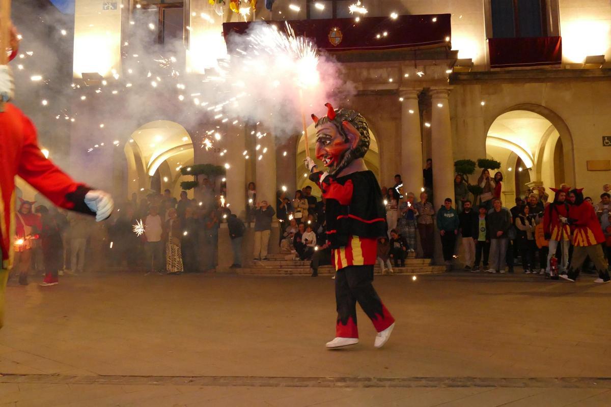 EN IMATGES | L'Entxipa't i la Diabòlica encenen la primera jornada de les Fires i Festes de la Santa Creu
