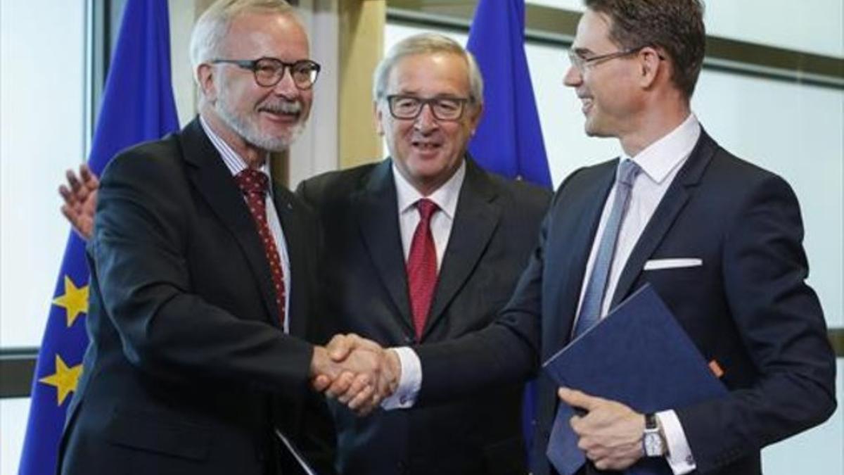 Jyrki Katainen, Jean-Claude Juncker y Werner Hoyer, ayer en la firma.