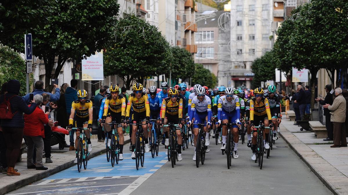 El paso del pelotón por las calles de Lalín en la décimo cuarta etapa que transcurre por Galicia.