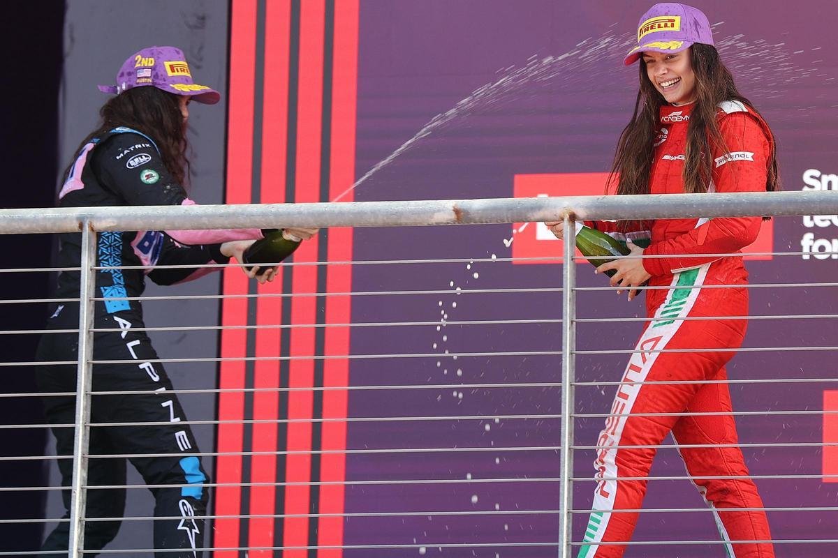 Marta García celebra su victoria en el podio de Austin