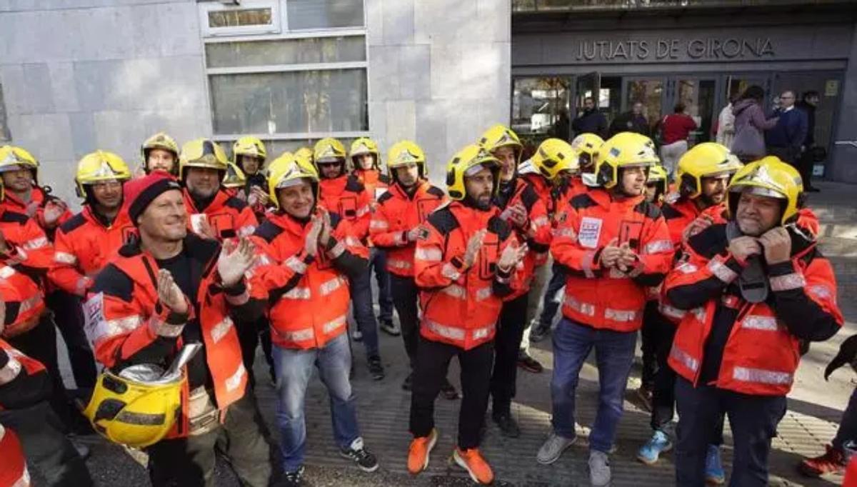 La protesta dels bombers voluntaris davant els jutjats de Girona, al desembre.