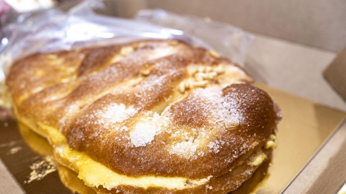 La coca de Sant Joan és el dolç típic de la revetlla