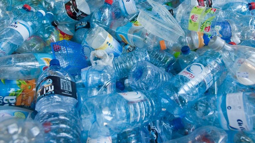 ¿Por qué ahora los tapones van pegados a las botellas de plástico?