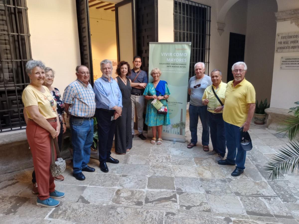 Isabel García Lozano con Jonathan Caramillo, José María Ruiz Povedano, Antonio Quero y miembros de la iniciativa Vivir como Mayores, en la exposición de la Económica, el pasado junio.