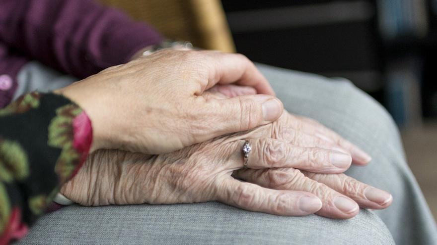 El anciano acusado de asesinar a su mujer en Canarias lo niega y dice que él era el maltratado