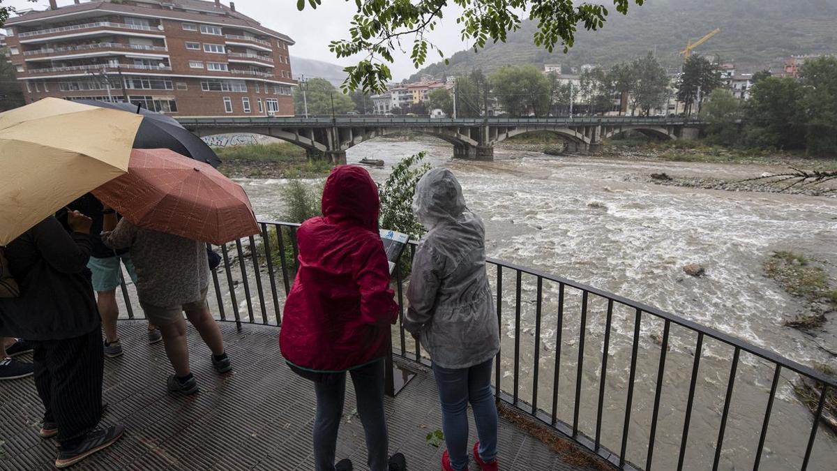 Un grupo de personas, junto a la confluencia entre los ríos Fresser y Ter a su paso por Ripoll.