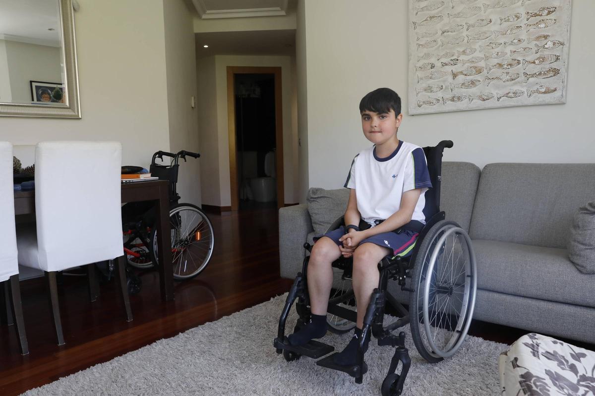 Hugo Sanz, en silla de ruedas, en su casa de Oviedo