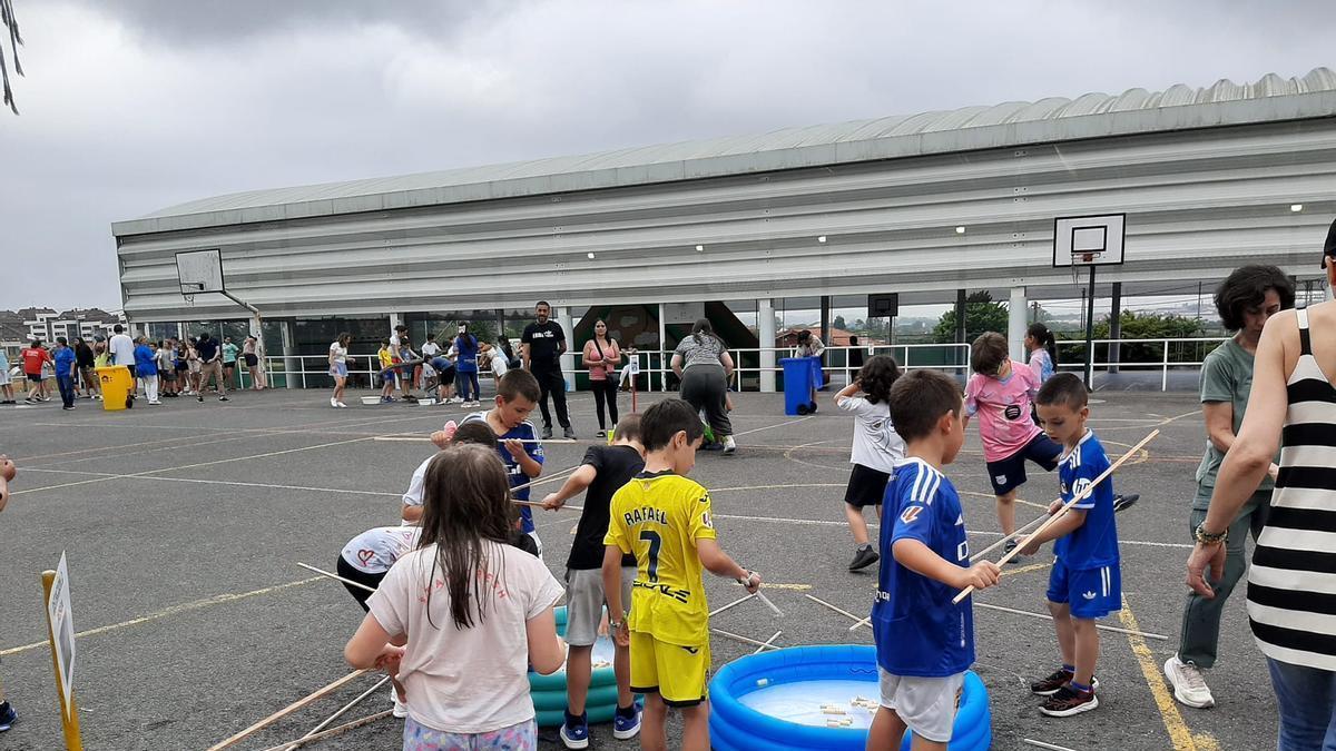Juegos y comidas en el fin de curso en Llanera