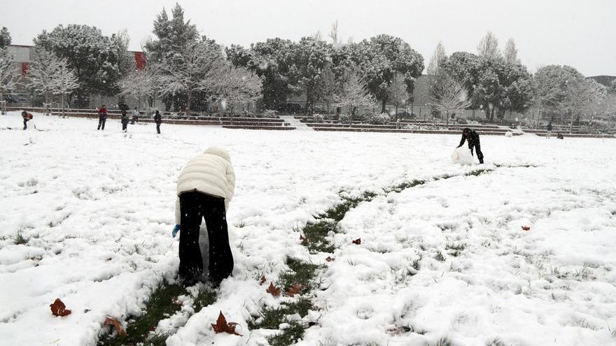 Les famílies juguen amb la neu al parc Central d’Igualada, el dia 5 de gener.