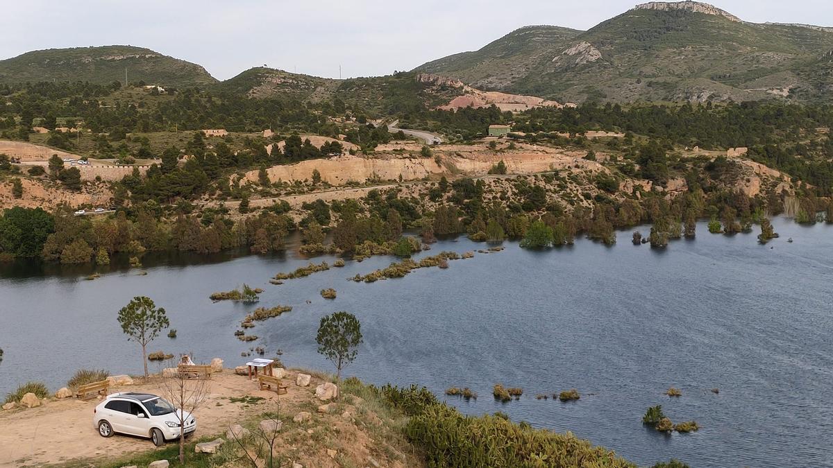 El salto de agua de Domeño, en junio, con el agua inundando el valle.  