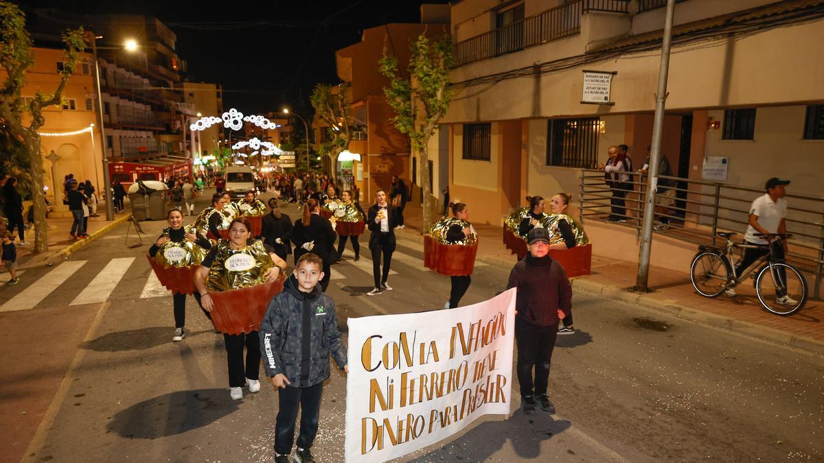 Los peñistas participaron con disfraces muy elaborados.