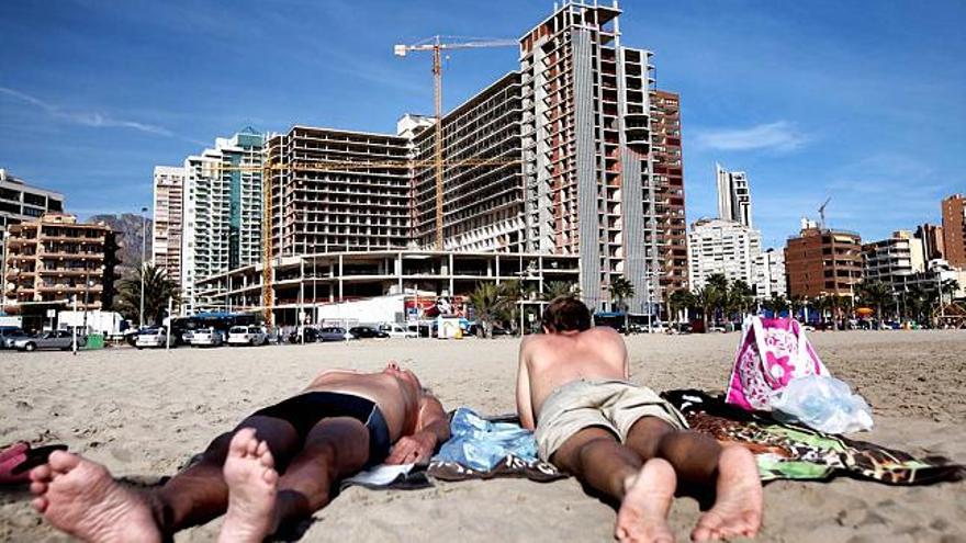 El hotel Atrium Beach, ayer, sin acabar todavía, es uno de los hoteles de La Vila que podrían impulsar el turismo en la localidad.