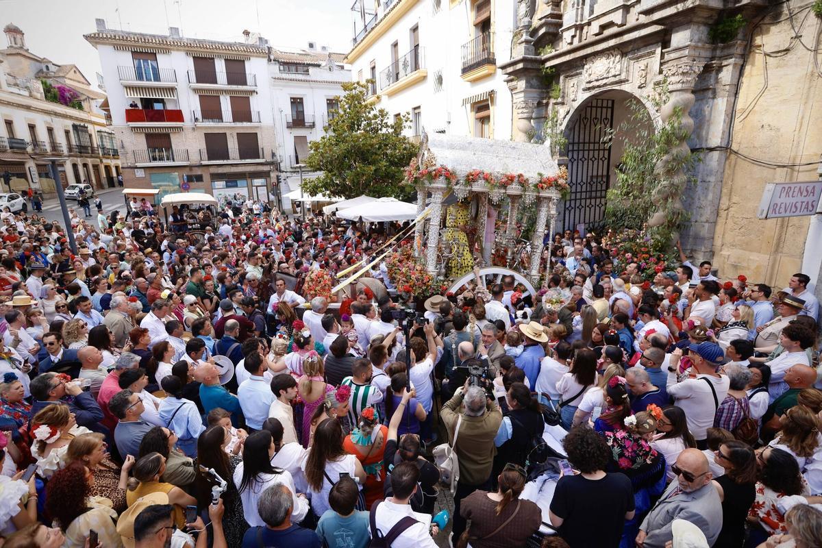 La hermandad del Rocío de Córdoba parte hacia Almonte entre imágenes de fe y emoción