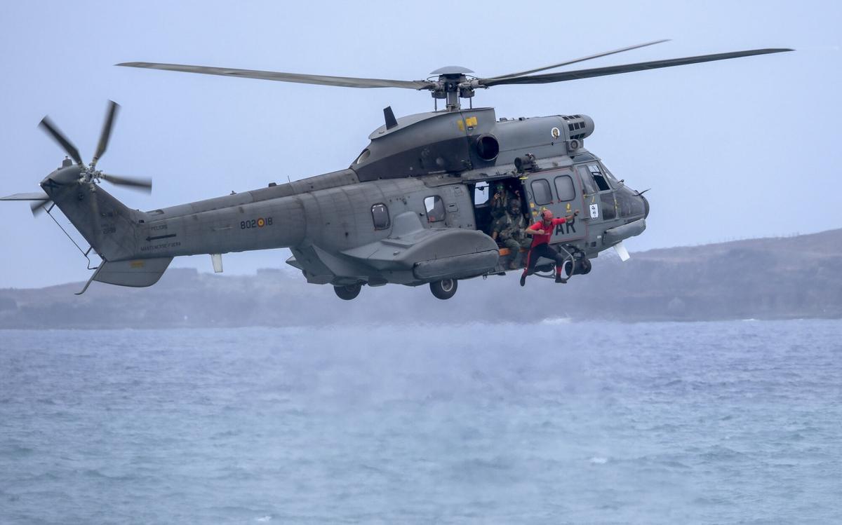 Exhibición de rescate con helicóptero en La Cícer dentro del Día de las Fuerzas Armadas