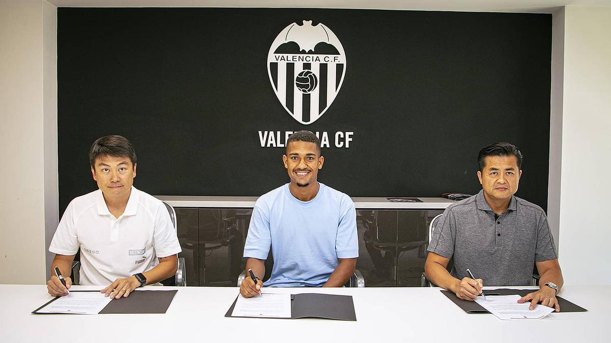 Samuel Lino, firmando su contrato