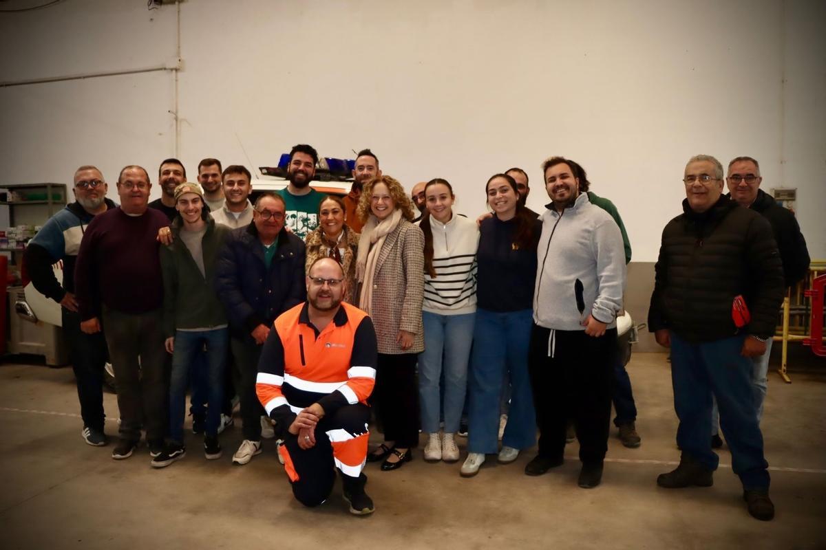 La alcaldesa con los voluntarios de Protección Civil.