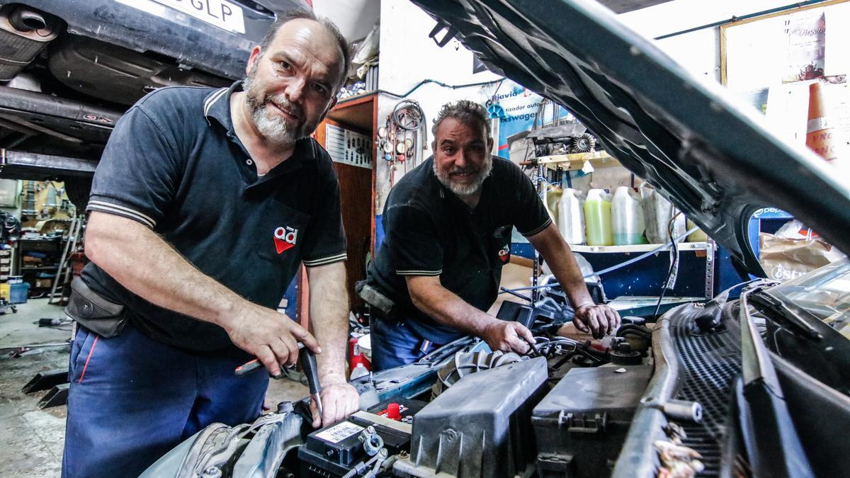 Elías Denche junto a su hermano Jesús en taller Hermanos Denche situado en la ronda de San Francisco.