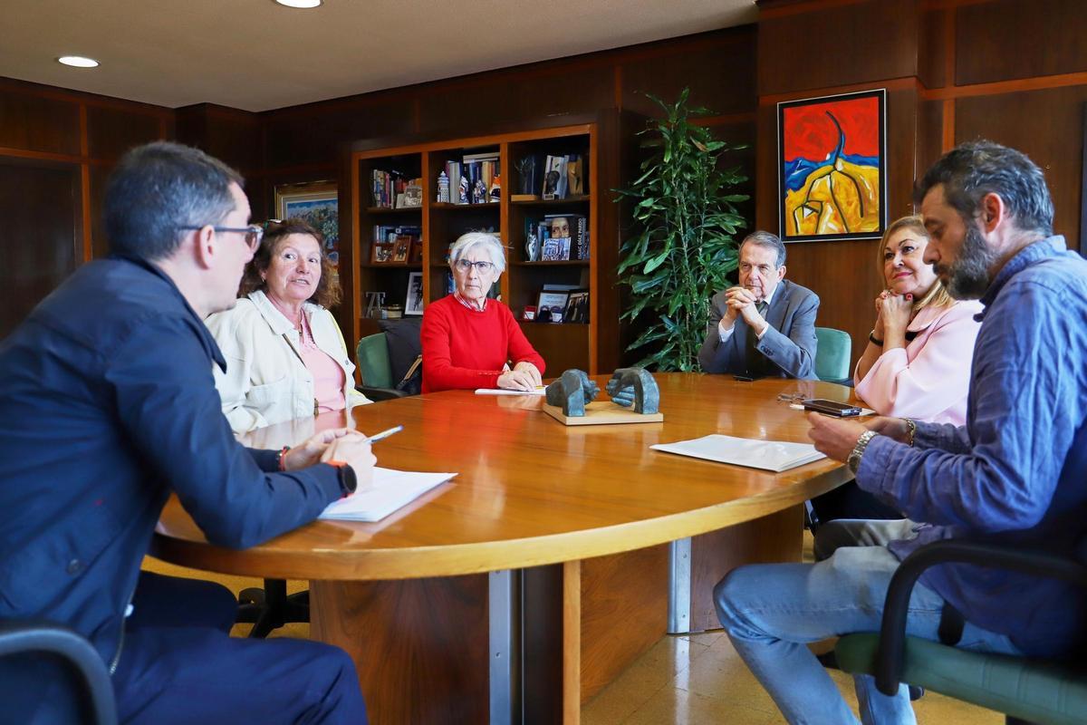 Caballero y la concejala Yolanda Aguiar (a su izq.) se reunieron con la directiva de DOA Saúde Mental.
