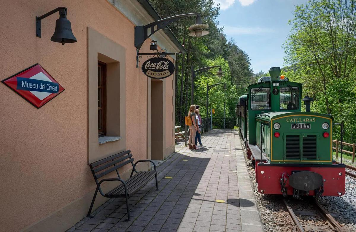 Tren del Ciment en la parada del Museu del Ciment.