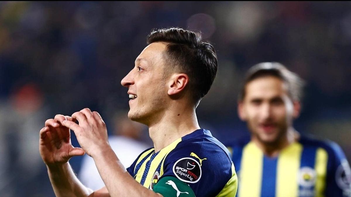 Fuera del equipo: Özil no cuenta para el Fenerbahçe