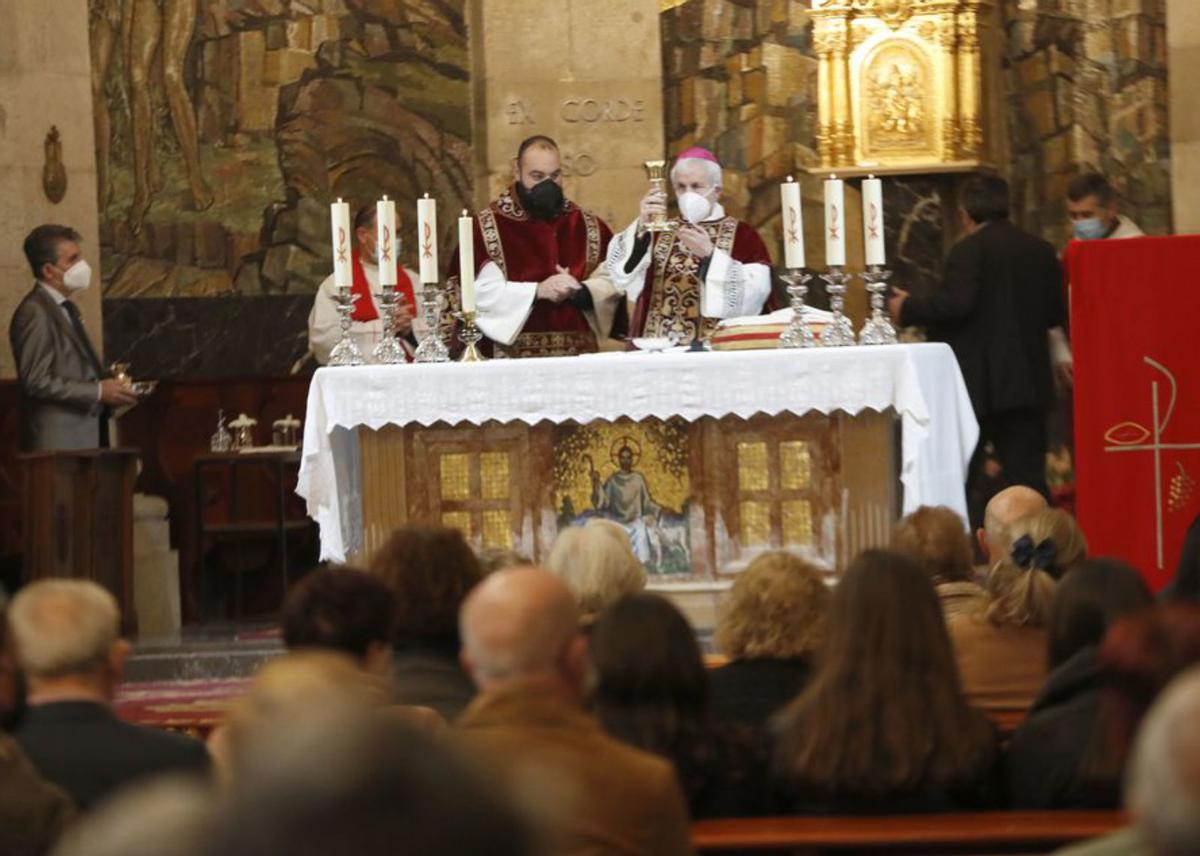 El obispo presidió la misa, celebrada en la Colegiata.